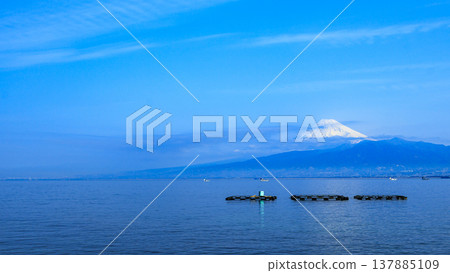 從伊豆半島西部的沼津市紀尾市，隔著駿河灣，可以看到富士山及其白雪皚皚的山頂。 137885109