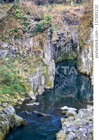 宮崎縣高千穗町高千穗峽的屏風岩和柱狀節理峭壁 137885132