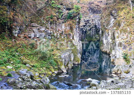 宮崎縣高千穗町高千穗峽的屏風岩和柱狀節理峭壁 宮崎縣高千穗町高千穗峽的屏風岩和柱狀節理峭壁 137885133
