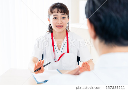 醫護人員向病人解釋 137885211