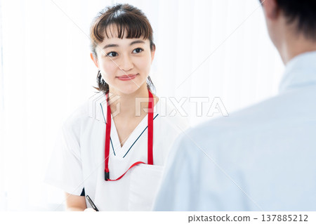 醫護人員向病人解釋 137885212