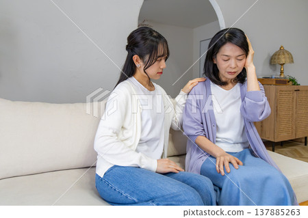 一位生病的母親和她憂心忡忡的女兒 137885263