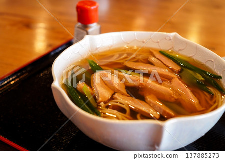 鴨南蠻蕎麥麵：熱蕎麥麵配鴨肉和蔥花。日式午餐特寫。 137885273