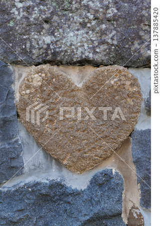 長崎市：眼鏡橋上的心型石頭，是長崎市的熱門旅遊景點。 137885420