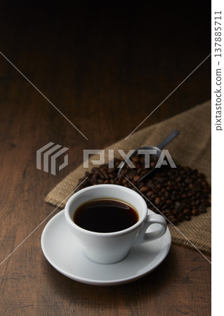 一張咖啡圖片，背景是寧靜的木紋。 137885711