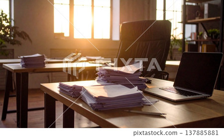 一張未完成的桌子，散落的文件，以及沐浴在夕陽中的房間。 137885881