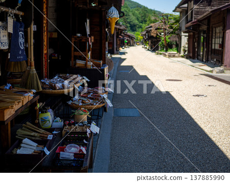 [奈良井宿]復古的紀念品商店和街景 137885990