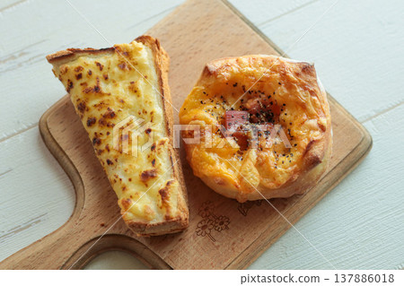 Prepared bread, cheese toast, bacon bread, meal background 137886018