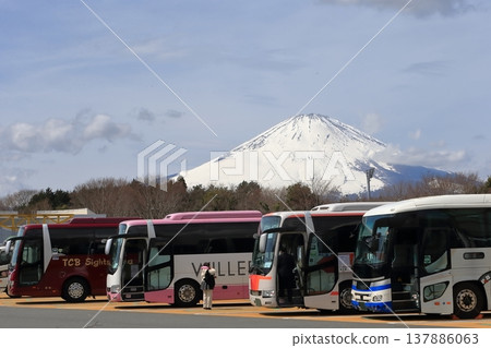 富士山和一輛旅遊巴士 137886063