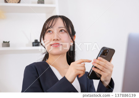 Women in their 20s who operate smartphones Women in their 20s who operate smartphones 137886139