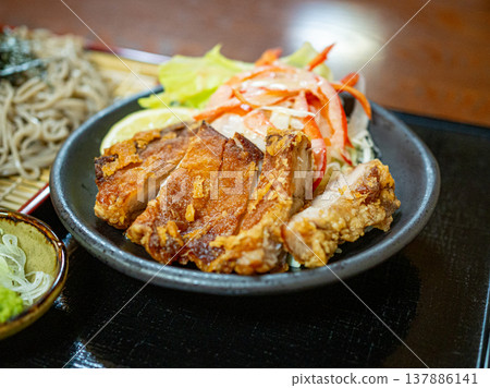 蕎麥麵和當地特色烤雞套餐 蕎麥麵和當地特色烤雞套餐 137886141