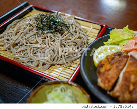 蕎麥麵和當地特色烤雞套餐 蕎麥麵和當地特色烤雞套餐 137886142