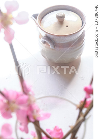 日式風格圖片[萩燒茶道用具與梅枝] 137886446