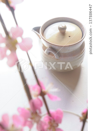 日式風格圖片[萩燒茶道用具與梅枝] 137886447