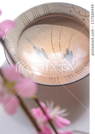 日式圖片 [唐津燒盤和梅花] 137886449