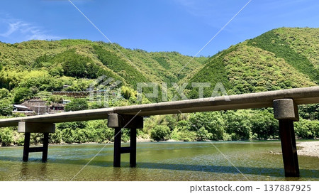 A scene of the Shimanto River and the Iwama Submersible Bridge, adorned with fresh greenery and a blue sky (Shimanto City, Kochi Prefecture) A scene of the Shimanto River and the Iwama Submersible Bridge, adorned with fresh greenery and a blue sky (Shimanto City, Kochi Prefecture) 137887925