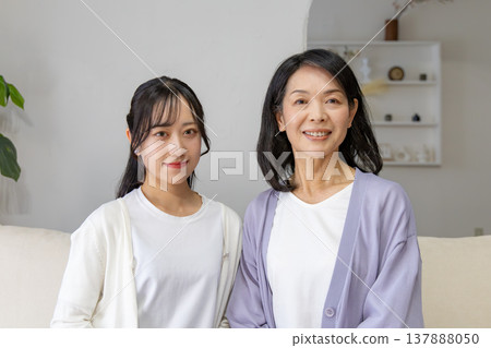 一對親密的母女依偎在一起。 一對親密的母女依偎在一起。 137888050