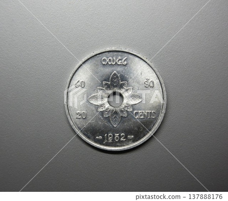 1952年寮國發行的一枚20分硬幣。 1952年寮國發行的一枚20分硬幣。 137888176
