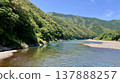 The Shimanto River, adorned with fresh greenery and a clear blue sky in May (upstream of Iwama Submersible Bridge/Shimanto City, Kochi Prefecture) 137888257