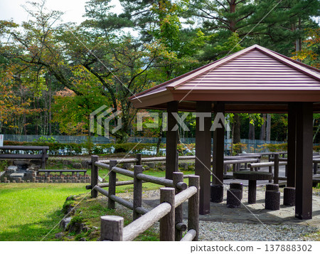 高山度假公園裡的一座涼亭。 137888302