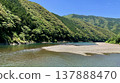 The Shimanto River, adorned with fresh greenery and a clear blue sky in May (upstream of Iwama Submersible Bridge/Shimanto City, Kochi Prefecture) 137888470