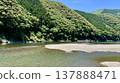 The Shimanto River, adorned with fresh greenery and a clear blue sky in May (upstream of Iwama Submersible Bridge/Shimanto City, Kochi Prefecture) 137888471