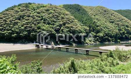 五月的四萬十川和岩間潛水橋，綠意盎然，藍天白雲（高知縣） 137888472