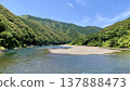 The Shimanto River, adorned with fresh greenery and a clear blue sky in May (upstream of Iwama Submersible Bridge/Shimanto City, Kochi Prefecture) 137888473