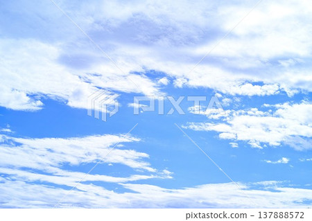 藍色的天空和雲圖像 藍色的天空和雲圖像 137888572