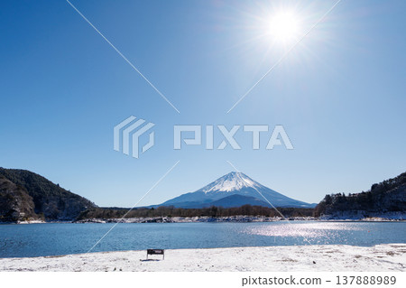 山梨縣精進湖初春景色：透過冰封的湖面，可以看到富士山擁抱著它的孩子。 137888989