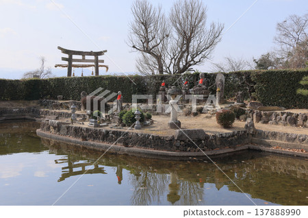 The Kanjo Pond at Enmei-in Temple and the torii gate of the neighboring Toyohime Shrine 137888990