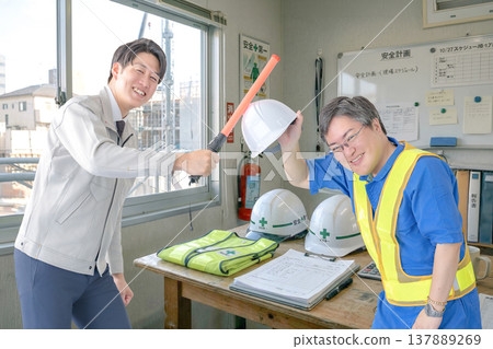 穿著安全裝備的工人在嬉鬧 穿著安全裝備的工人在嬉鬧 137889269