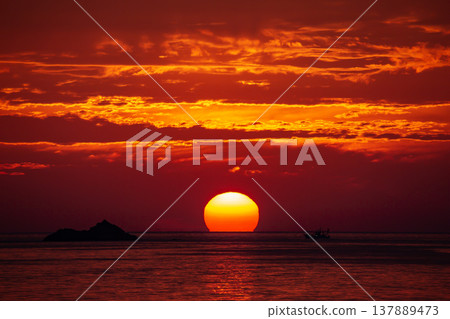 The spectacular sunset in Shakotan 137889473