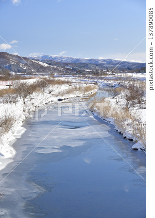 這是北海道乙部町早春時節，姬川河冰雪開始融化的照片。 137890085