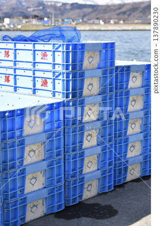 春天,北海道八雲町大渡部漁港的魚箱照片。 春天,北海道八雲町大渡部漁港的魚箱照片。 137890230