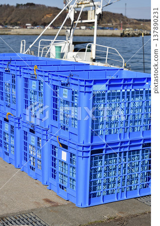 春天,北海道八雲町大渡部漁港的魚箱照片。 春天,北海道八雲町大渡部漁港的魚箱照片。 137890231