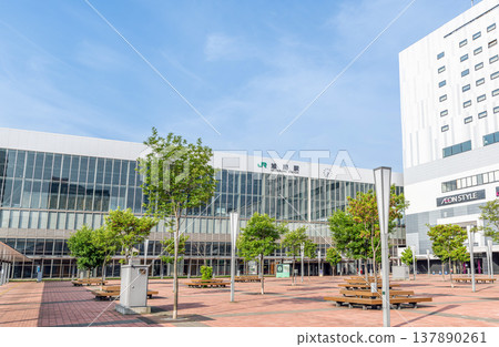 北海道旭川市 - 旭川的門戶:晴朗的陽光下,JR 旭川站(北口)。 北海道旭川市 - 旭川的門戶:晴朗的陽光下,JR 旭川站(北口)。 137890261