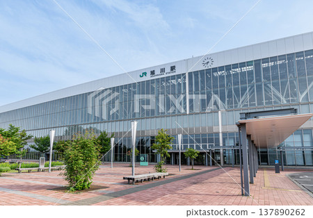 北海道旭川市,旭川的門戶,晴天時JR旭川站(南口) 北海道旭川市,旭川的門戶,晴天時JR旭川站(南口) 137890262