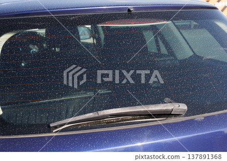 汽車後窗上的污垢 137891368