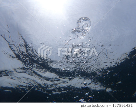 水面上氣泡破裂 137891421