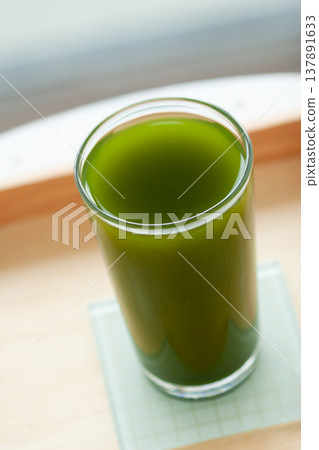 Matcha drink 137891633