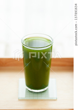 Matcha drink 137891634