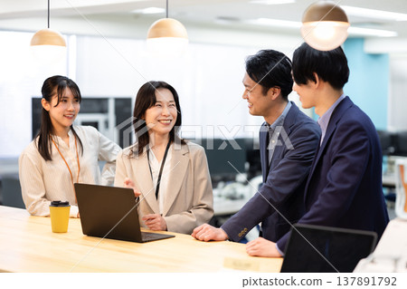 商務人士說話 137891792