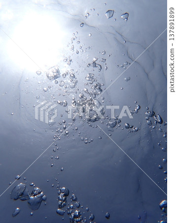水面很近。 水面很近。 137891899