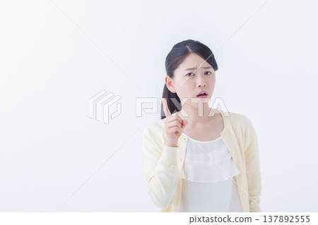 一位年輕女子憤怒地指著 137892555