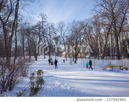 [Ukraine] Citizens walk through snow-covered Ivan Franco Memorial Park in Lviv, western Ukraine. 137892965