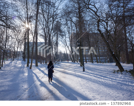 [Ukraine] Citizens walk through snow-covered Ivan Franco Memorial Park in Lviv, western Ukraine. 137892968