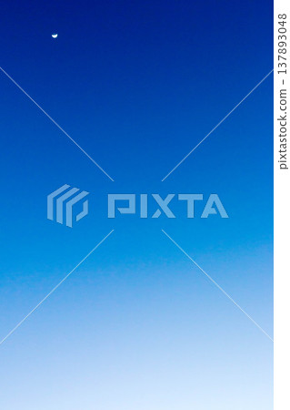 以落日天空為背景素材,留有大片文字空間。 以落日天空為背景素材,留有大片文字空間。 137893048