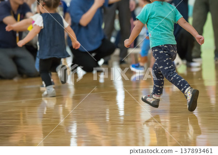 [Nursery school sports day obstacle course] 137893461