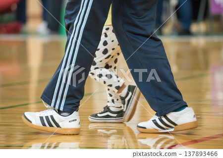 [Nursery school sports day obstacle course] 137893466